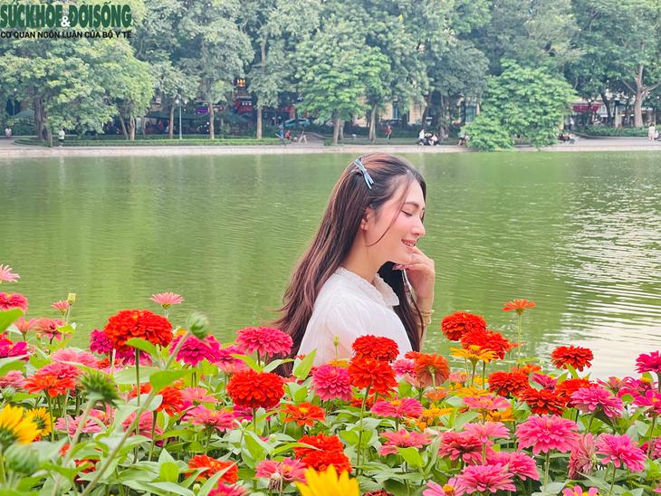 Giới trẻ đổ về Hồ Gươm chụp ảnh, lưu giữ khoảnh khắc mùa thu Hà Nội- Ảnh 9.