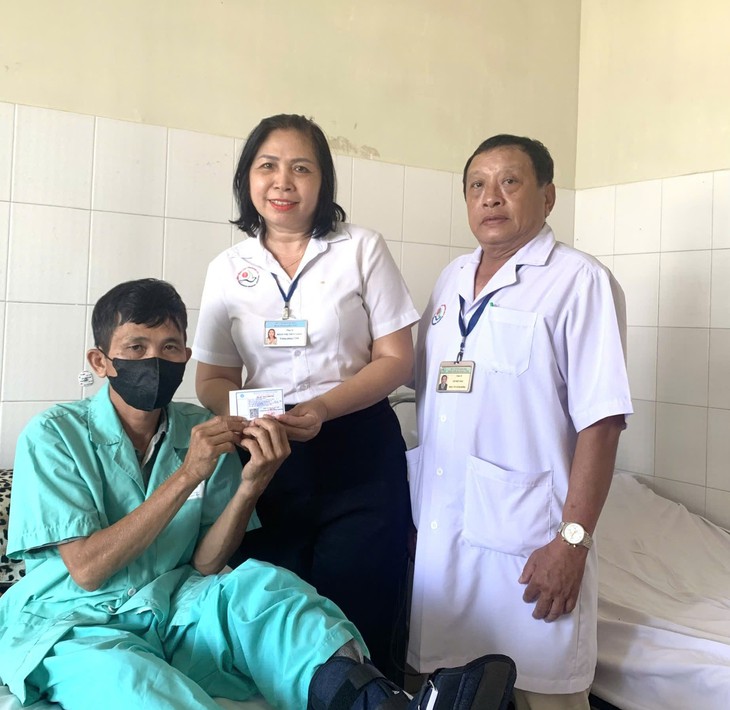 Bệnh nhân khó khăn ở Khánh Hòa muốn được tặng thẻ BHYT cần chú ý điều gì?- Ảnh 1. Bệnh nhân khó khăn ở Khánh Hòa muốn được tặng thẻ BHYT cần chú ý điều gì?- Ảnh 1.