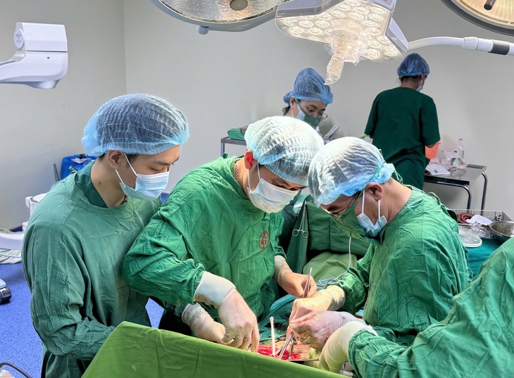 Cứu sống thiếu niên 16 tuổi bị vỡ gan, dập túi mật do tai nạn giao thông- Ảnh 1.