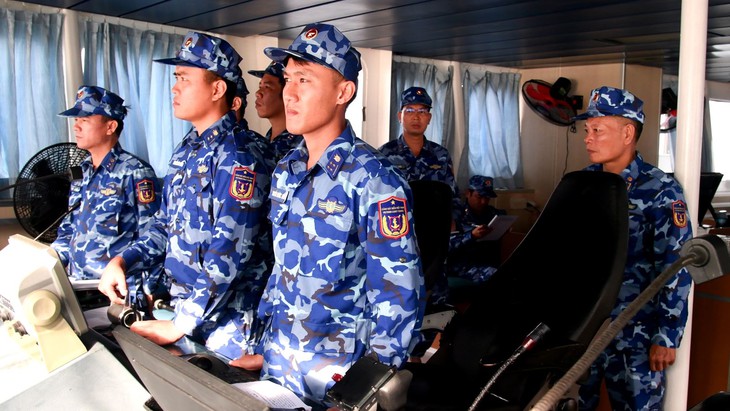 Cảnh sát biển diễn tập chiến thuật vòng tổng hợp, bắn đạn thật trên biển- Ảnh 2.