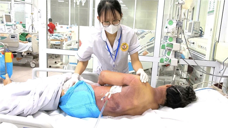 Cụ bà rơi vào nguy kịch sau khi tiêm thuốc giảm đau không rõ nguồn gốc- Ảnh 2.