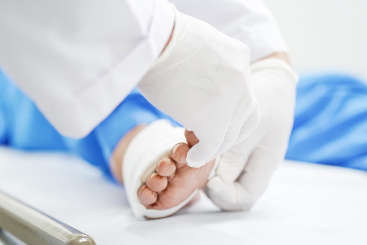 Thầy giáo đau đớn hơn 2 tháng vì tự chữa dị vật găm vào chân tại nhà- Ảnh 2.