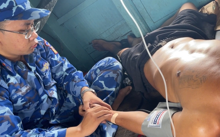 Cảnh sát giao thông đưa người đàn ông bị rắn cắn đi cấp cứu trong đêm- Ảnh 2.