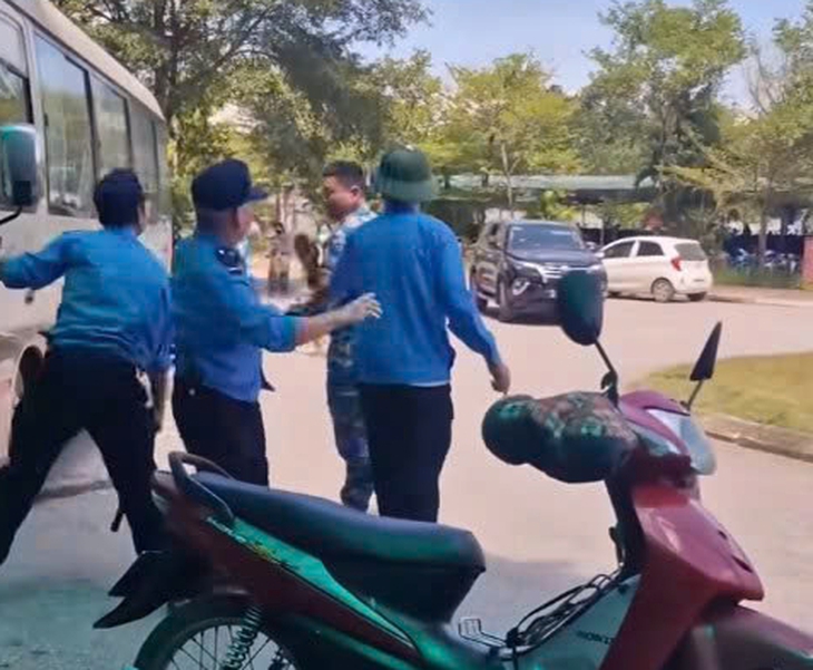 Nguyên nhân 3 bảo vệ hành hung tài xế xe ôm trước cổng Bệnh viện đa khoa số 1 Lào Cai - Ảnh 1. Nguyên nhân 3 bảo vệ hành hung tài xế xe ôm trước cổng Bệnh viện đa khoa số 1 Lào Cai - Ảnh 1.
