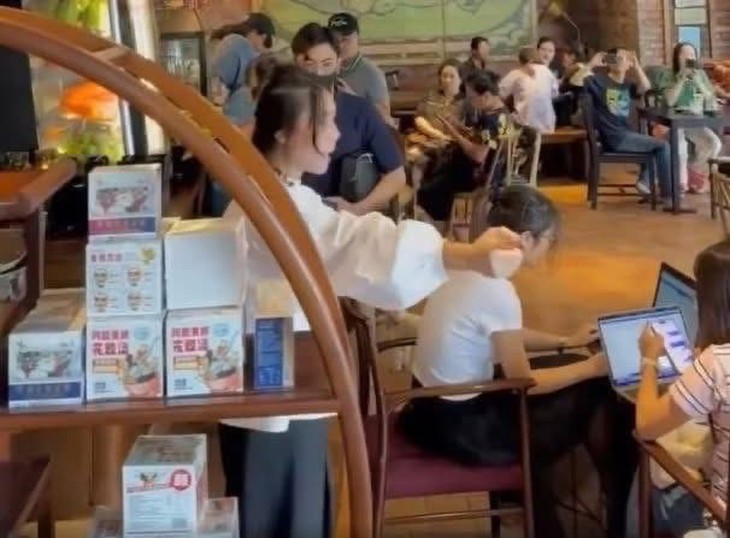 Luật sư nói về hành vi 'ra hiệu', hô 'thôi' của tổng tài ở quán cà phê tại Hà Nội: Cần xử lý nghiêm- Ảnh 1. Luật sư nói về hành vi 'ra hiệu', hô 'thôi' của tổng tài ở quán cà phê tại Hà Nội: Cần xử lý nghiêm- Ảnh 1.