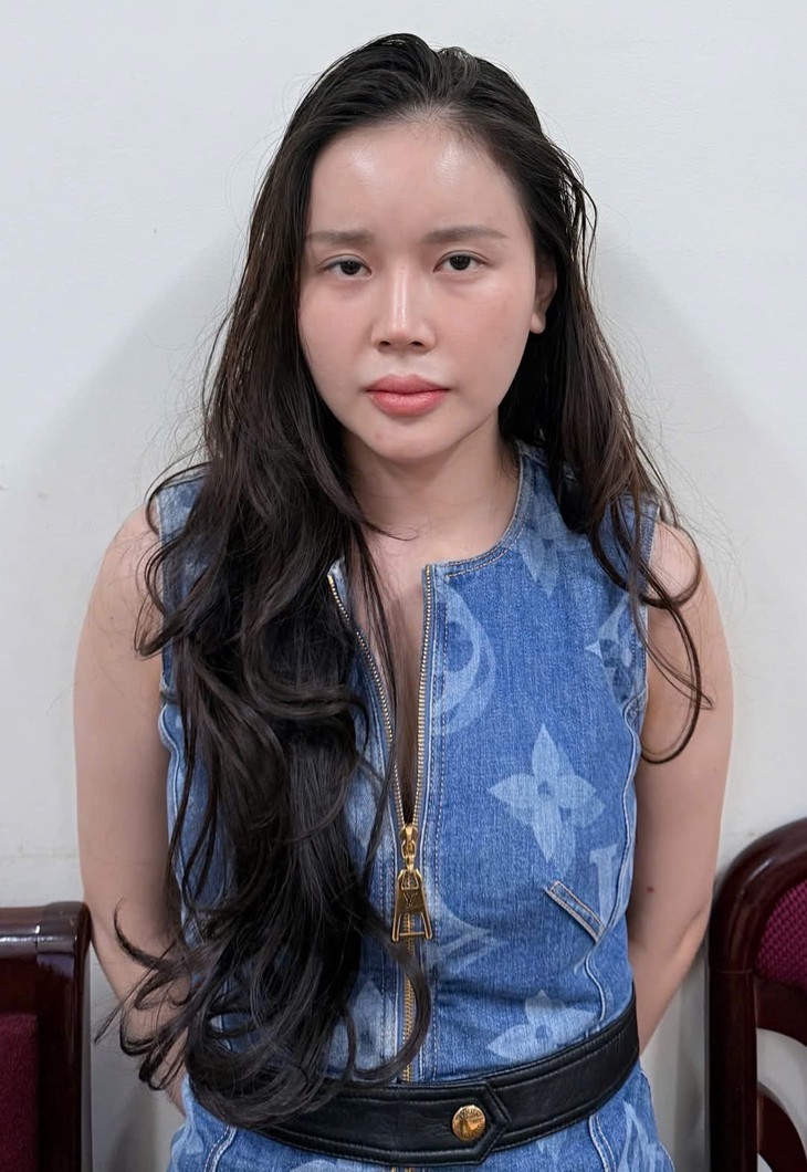 Vu khống Hoa hậu Bùi Quỳnh Hoa, hotgirl Lê Hương Ly bị khởi tố
- Ảnh 1. Vu khống Hoa hậu Bùi Quỳnh Hoa, hotgirl Lê Hương Ly bị khởi tố
- Ảnh 1.
