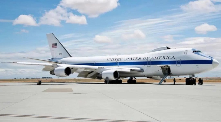 Máy bay 'Ngày tận thế' E-4B của Mỹ hiếm hoi xuất hiện trong tình trạng 'trần trụi'- Ảnh 2. Máy bay 'Ngày tận thế' E-4B của Mỹ hiếm hoi xuất hiện trong tình trạng 'trần trụi'- Ảnh 2.