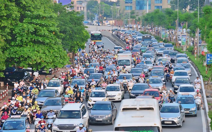 Thu hẹp làn đường có giảm được ùn tắc ở Hà Nội, TP Hồ Chí Minh?- Ảnh 2. Thu hẹp làn đường có giảm được ùn tắc ở Hà Nội, TP Hồ Chí Minh?- Ảnh 2.
