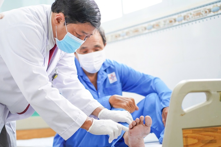 Thầy giáo đau đớn hơn 2 tháng vì tự chữa dị vật găm vào chân tại nhà- Ảnh 1.