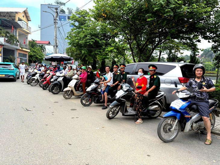 Xe ôm 0 đồng chở người dân đi xem Triển lãm Quốc gia: 'Em ơi, xe đây!'- Ảnh 1.