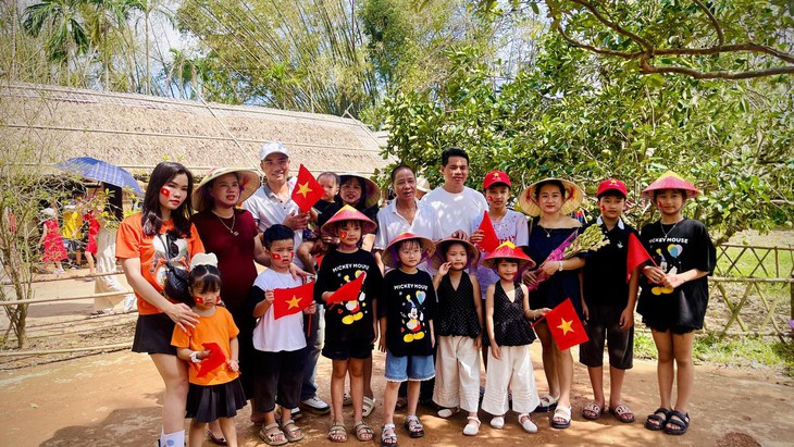 Dòng người muôn phương về quê Bác trong ngày Quốc khánh- Ảnh 3.