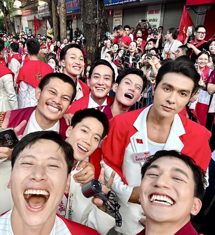 Nam diễn viên vào vai bác sĩ Lê trong 'Mưa đỏ' tiết lộ thú vị khi tham gia diễu binh, diễu hành A80- Ảnh 1.
