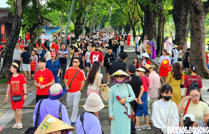 Sắc đỏ sao vàng rực rỡ trong dòng người tham quan di tích Huế ngày Quốc khánh- Ảnh 1.