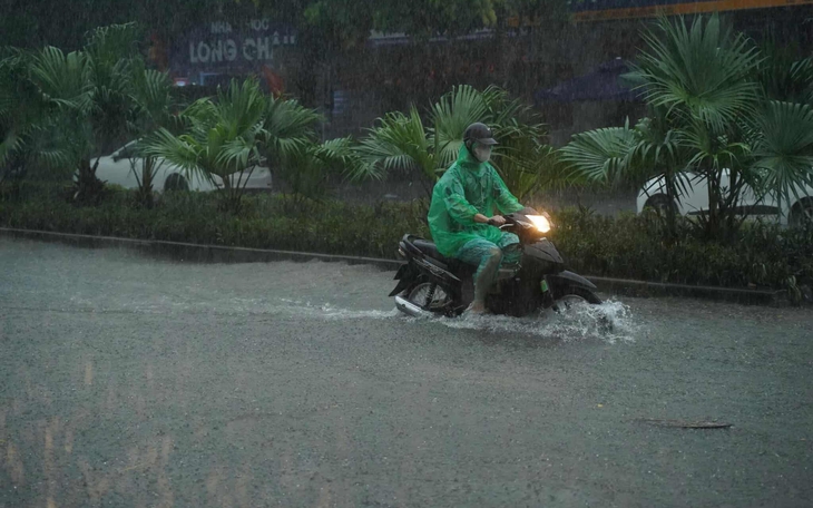 Tiếp tục đóng cửa xả thủy điện Tuyên Quang ứng phó với mưa lớn- Ảnh 1.