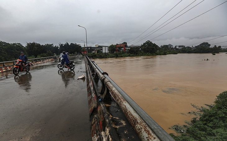 Những tuyến phố ở Hà Nội có nguy cơ ngập lụt do mưa dông - Ảnh 1.