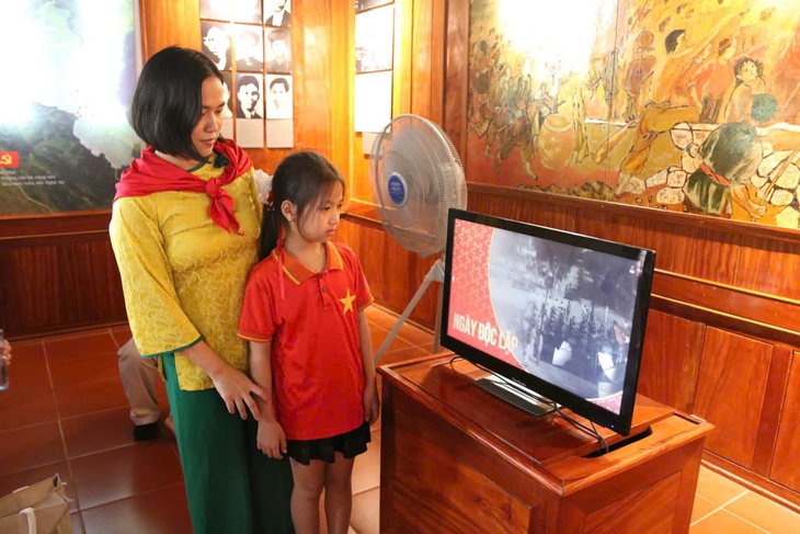 Dòng người muôn phương về quê Bác trong ngày Quốc khánh- Ảnh 5.