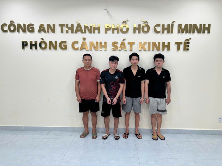 Phát hiện kho sang chiết hóa chất giả với hơn 500 thùng nước tẩy rửa tại TPHCM- Ảnh 1.