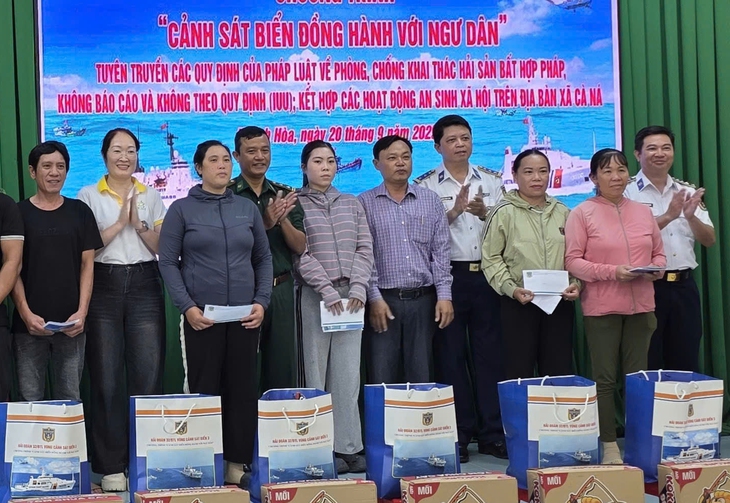 Cảnh sát biển khám bệnh, tặng quà cho hàng trăm ngư dân Khánh Hòa- Ảnh 1.