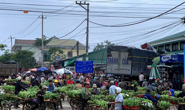 Di dời chợ chuối sau vụ xe tải lao vào chợ khiến nhiều người thương vong- Ảnh 1. Di dời chợ chuối sau vụ xe tải lao vào chợ khiến nhiều người thương vong- Ảnh 1.