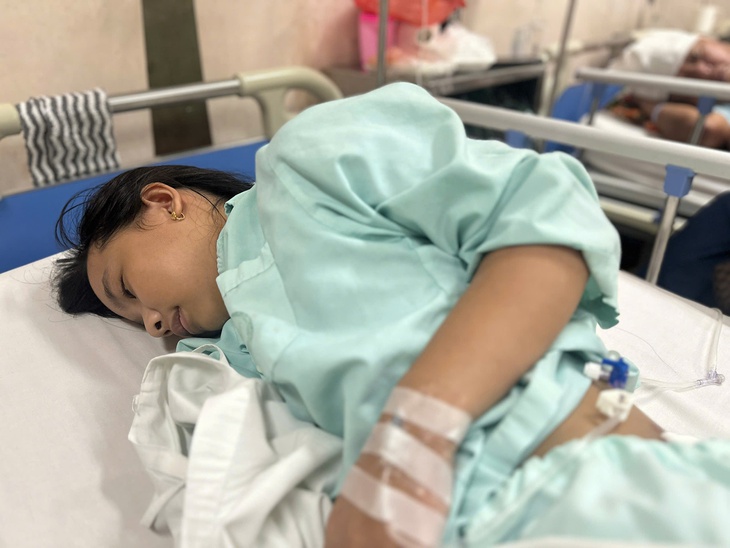 Bé gái 12 tuổi chiến đấu với bệnh nặng giữa muôn vàn thiếu thốn cần sự giúp đỡ- Ảnh 1.