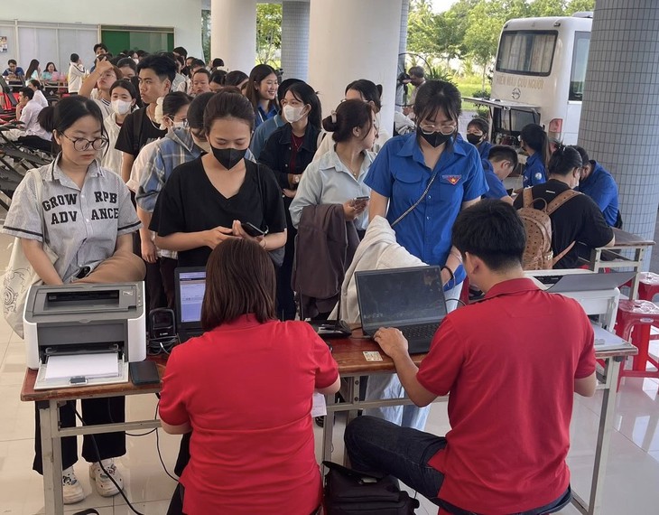 Hàng trăm sinh viên Trường Cao đẳng Y tế Khánh Hòa hiến máu tình nguyện- Ảnh 1. Hàng trăm sinh viên Trường Cao đẳng Y tế Khánh Hòa hiến máu tình nguyện- Ảnh 1.