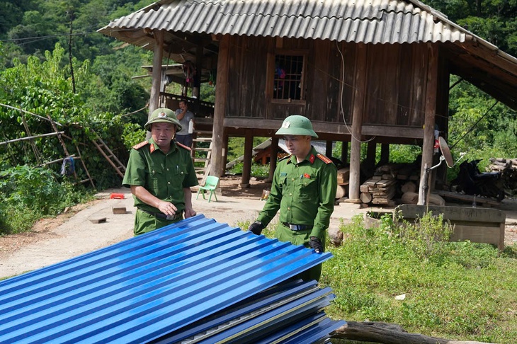 Sau lũ dữ cuốn trôi bản làng, công an dựng lại mái ấm cho dân
- Ảnh 3. Sau lũ dữ cuốn trôi bản làng, công an dựng lại mái ấm cho dân
- Ảnh 3.