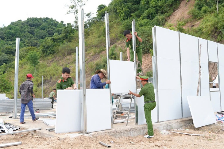 Sau lũ dữ cuốn trôi bản làng, công an dựng lại mái ấm cho dân
- Ảnh 6. Sau lũ dữ cuốn trôi bản làng, công an dựng lại mái ấm cho dân
- Ảnh 6.