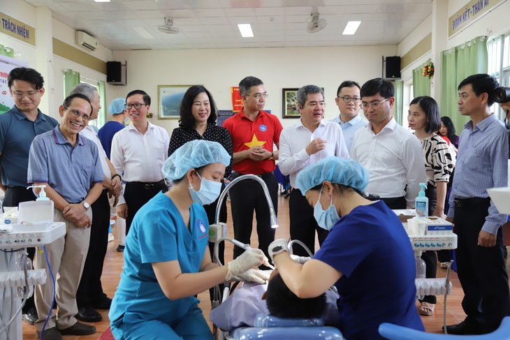 Bệnh viện Răng Hàm Mặt TW TPHCM tập huấn chăm sóc răng miệng học đường và khám chữa bệnh cho người dân Côn Đảo- Ảnh 1.