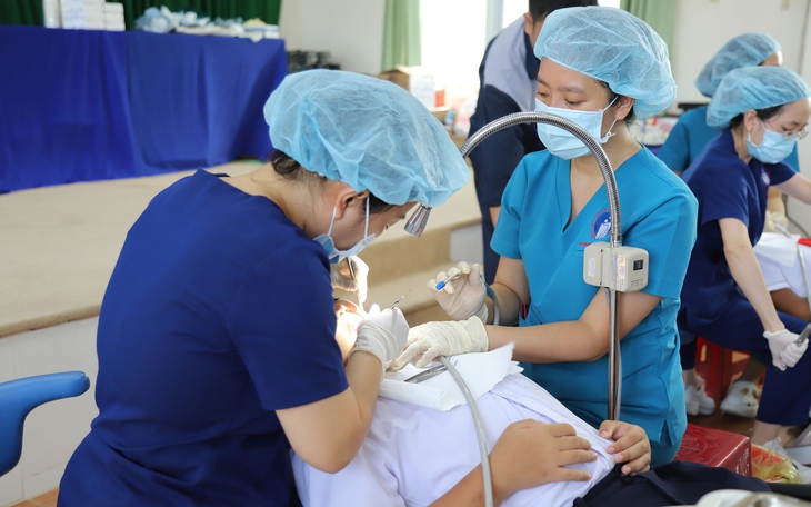 Bệnh viện Răng Hàm Mặt TW TPHCM tập huấn chăm sóc răng miệng học đường và khám chữa bệnh cho người dân Côn Đảo
