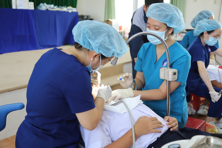 Bệnh viện Răng Hàm Mặt TW TPHCM tập huấn chăm sóc răng miệng học đường và khám chữa bệnh cho người dân Côn Đảo- Ảnh 4.