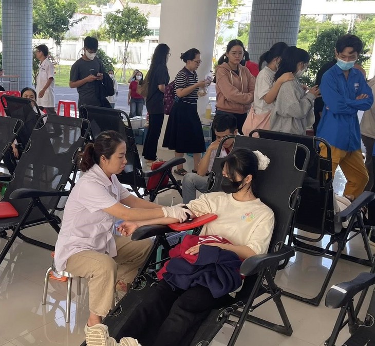 Hàng trăm sinh viên Trường Cao đẳng Y tế Khánh Hòa hiến máu tình nguyện- Ảnh 2. Hàng trăm sinh viên Trường Cao đẳng Y tế Khánh Hòa hiến máu tình nguyện- Ảnh 2.