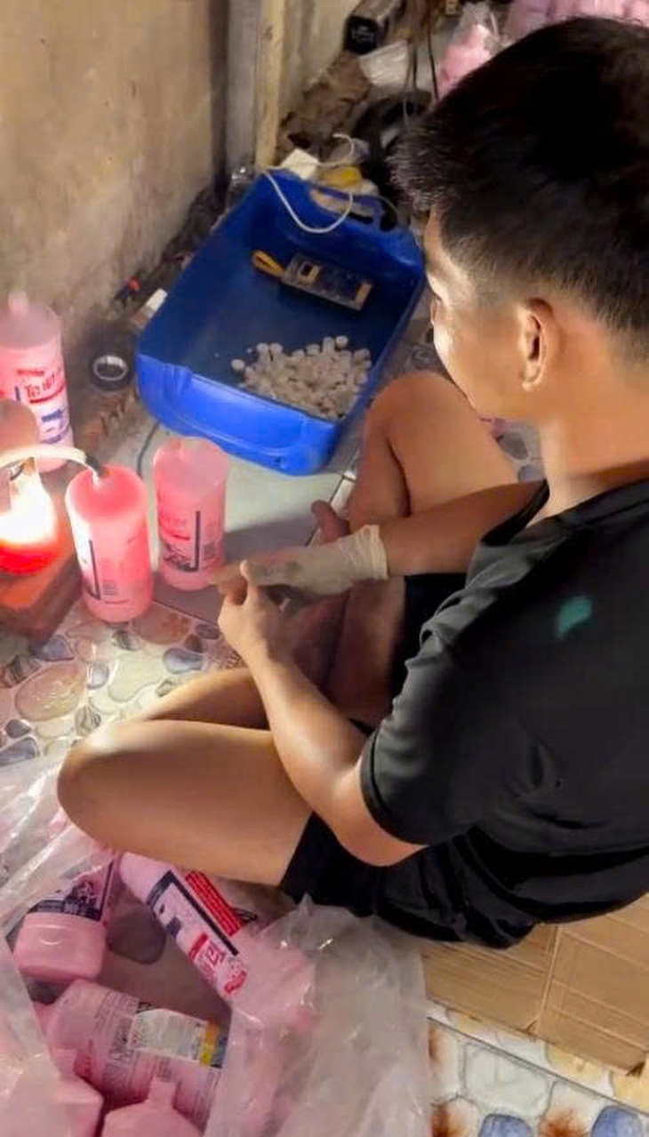 Phát hiện kho sang chiết hóa chất giả với hơn 500 thùng nước tẩy rửa tại TPHCM- Ảnh 4.