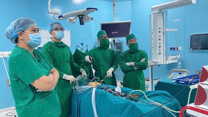 Bác sĩ TPHCM mổ nội soi thành công 2 ca viêm ruột thừa trong cùng 1 ngày tại Côn Đảo- Ảnh 1.