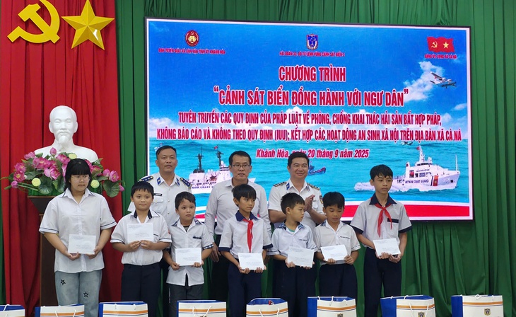 Cảnh sát biển khám bệnh, tặng quà cho hàng trăm ngư dân Khánh Hòa- Ảnh 2.
