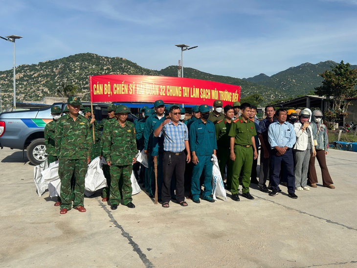 Cảnh sát biển khám bệnh, tặng quà cho hàng trăm ngư dân Khánh Hòa- Ảnh 3.