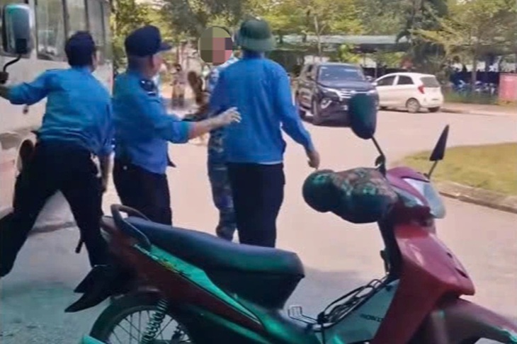 Chấm dứt hợp đồng lao động 3 bảo vệ hành hung người lái xe ôm trước cổng Bệnh viện Đa khoa số 1 Lào Cai- Ảnh 1.