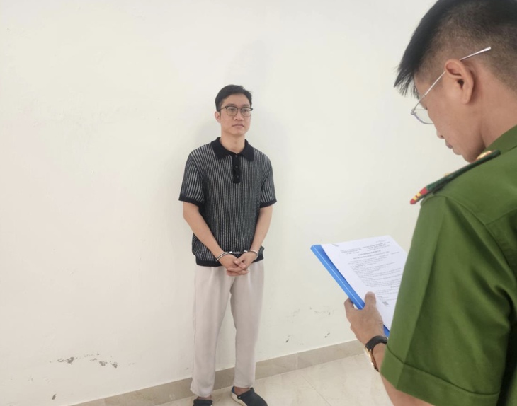 Gã trai lén quay cảnh nhạy cảm rồi cưỡng dâm bạn gái cũ- Ảnh 1.