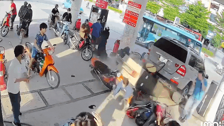Ô tô Mercedes lùi trúng trụ bơm xăng ở Hà Nội gây cháy dữ dội, nhân viên hoảng hốt tháo chạy. Ô tô Mercedes lùi trúng trụ bơm xăng ở Hà Nội gây cháy dữ dội, nhân viên hoảng hốt tháo chạy.
