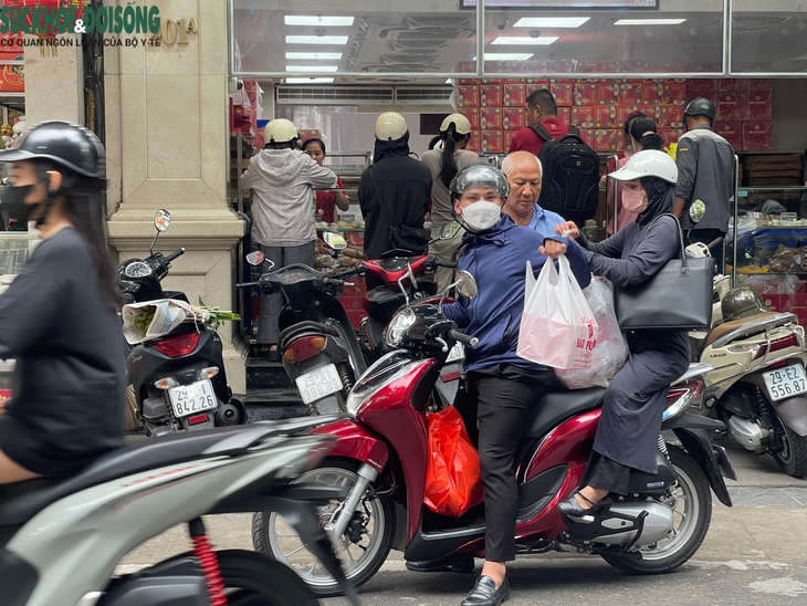 Thị trường bánh Trung thu 2025: Sức mua chững lại, giá nhích nhẹ- Ảnh 2. Thị trường bánh Trung thu 2025: Sức mua chững lại, giá nhích nhẹ- Ảnh 2.