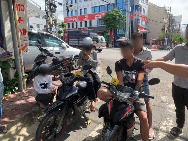 Bắt nhanh 2 đối tượng cướp giật tài sản giữa trung tâm Kon Tum- Ảnh 1.