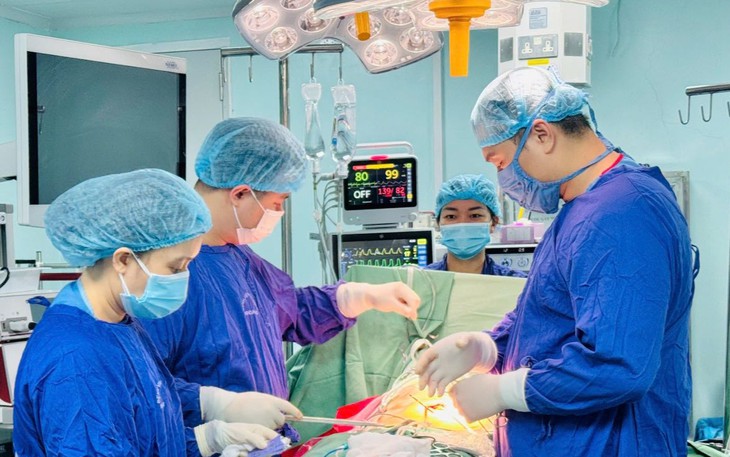 Phẫu thuật nội soi cấp cứu thành công cho nam thanh niên bị đinh xuyên thủng ruột non - Ảnh 4.