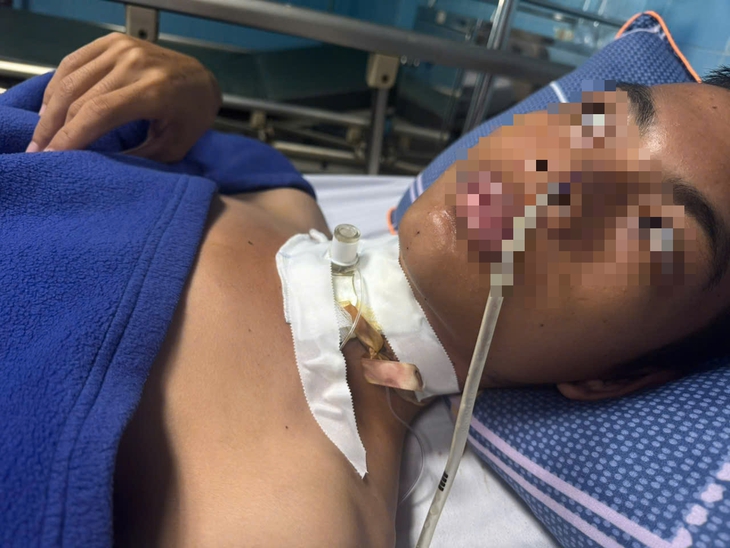 Cứu sống bệnh nhân bị dây điện sà giữa đường cứa đứt khí quản- Ảnh 2. Cứu sống bệnh nhân bị dây điện sà giữa đường cứa đứt khí quản- Ảnh 2.