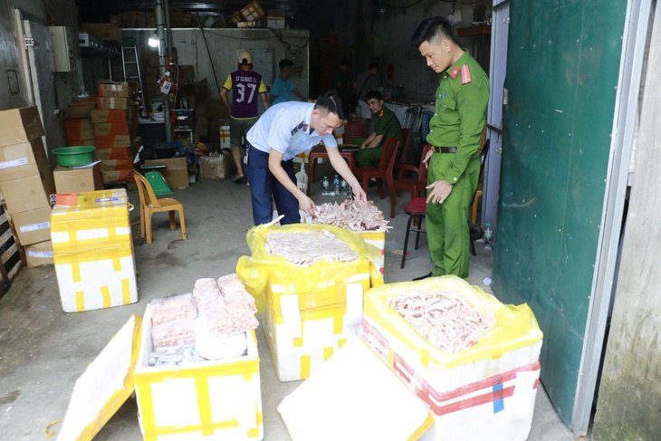 Phát hiện hàng nghìn chân gà, xúc xích, nem chua không rõ nguồn gốc- Ảnh 1. Phát hiện hàng nghìn chân gà, xúc xích, nem chua không rõ nguồn gốc- Ảnh 1.