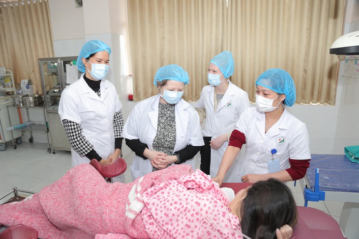 Bé sơ sinh 32 ngày tuổi suy tuần hoàn, suy hô hấp nặng do viêm phổi RSV- Ảnh 1.