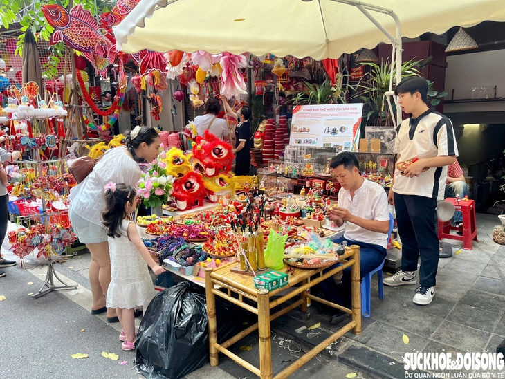Giữa phố Hàng Mã có một sạp tò he giữ hồn Trung thu xưa- Ảnh 3. Giữa phố Hàng Mã có một sạp tò he giữ hồn Trung thu xưa- Ảnh 3.