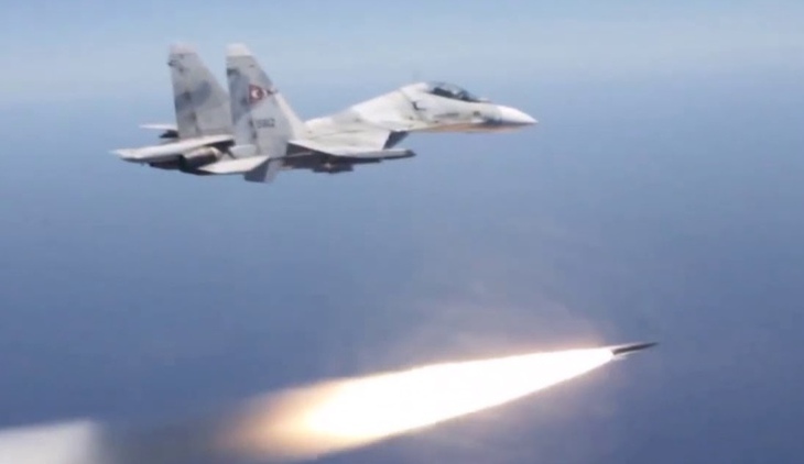 Su-30MK2 Venezuela mang tên lửa Mach 3+ phô trương trước siêu hạm Mỹ- Ảnh 1.