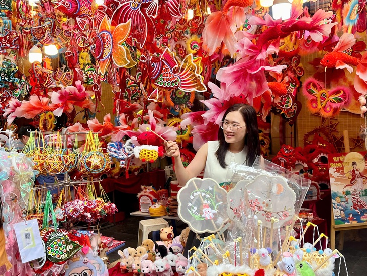 Giữa phố Hàng Mã có một sạp tò he giữ hồn Trung thu xưa- Ảnh 2. Giữa phố Hàng Mã có một sạp tò he giữ hồn Trung thu xưa- Ảnh 2.