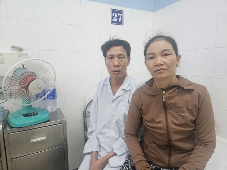 Xót cảnh chồng bệnh nặng, vợ vay mượn khắp nơi không đủ tiền phẫu thuật- Ảnh 1.