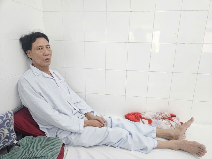 Xót cảnh chồng bệnh nặng, vợ vay mượn khắp nơi không đủ tiền phẫu thuật- Ảnh 2.