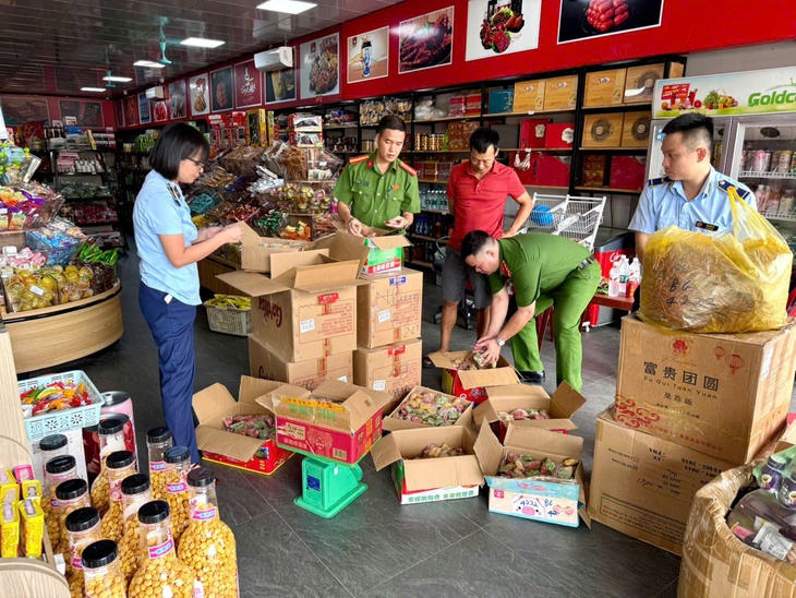 Thu giữ hơn 4.000 bánh Trung thu, kem quế trôi nổi- Ảnh 1.